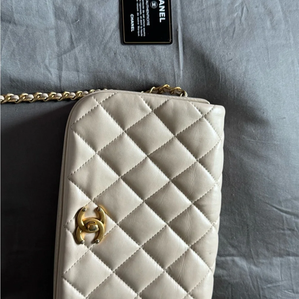 Chanel White Quilted Crossbody Bag with Gold Chain - Picture 9 of 10